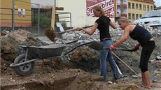 Archeologové v p�erovské lokalit� Na Marku odkrývají základy stavby, o ní�
