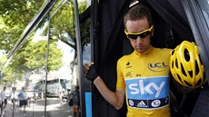 DO BOJE. Bradley Wiggins obou�tí luxusní autobus stáje Sky a chystá se hájit