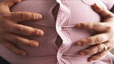 Hodn turist na dovolené pibere na váze.