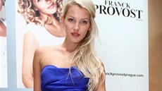 Linda Barto�ová v modré. 