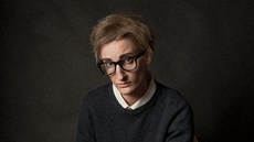 Adela Banášová coby Woody Allen při focení pro kalendář Proměny 2011