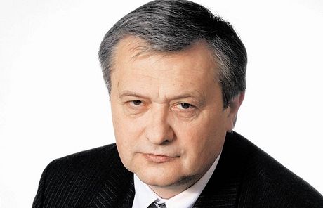 Za hlavního strjce vylouení kritik, kteí poukazují na nedemokratické praktiky, je v SSD povaován místopedseda Václav Koubík.