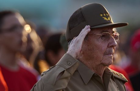 Raúl Castro salutuje na oslavách revoluce (26. ervence 2012).