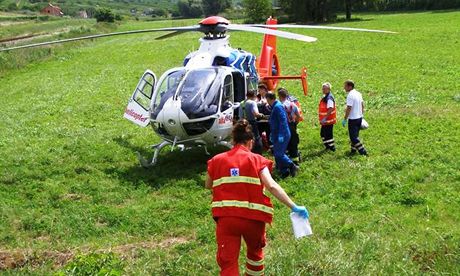 Chlapce dopravil do nemocnice záchranáský vrtulník. (Ilustraní snímek)