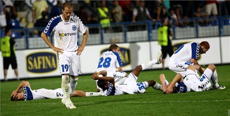 LIBERECKÉ ZKLAMÁNÍ. Takhle liberetí fotbalisté popadali na trávník, kdy je ped dvma lety vyadilo Dinamo Bukure. Plze chce naopak slavit.