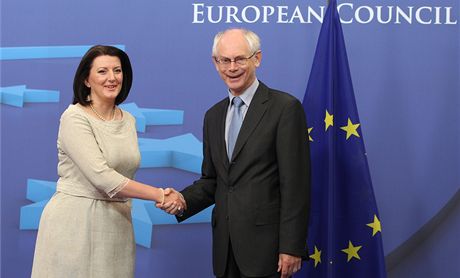 Prezident EU Herman Van Rompuy s kosovskou prezidentkou Atifete Jahjagaovou