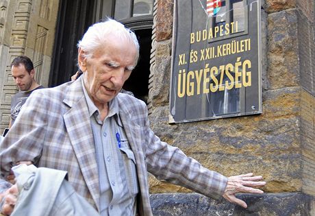 László Csatáry opoutí prokuraturu v Budapeti. (18. ervence 2012) 