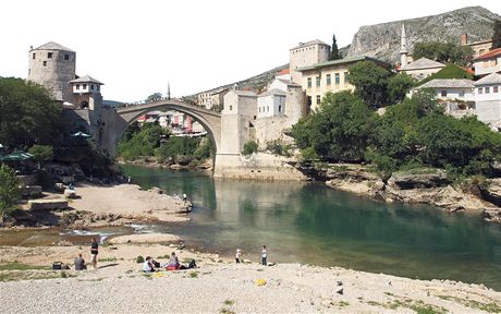 Nejvtím lákadlem Mostaru je starý (po válce nov postavený) kamenný most.