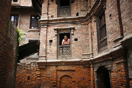 Nuda v okn. Nepálka kouká z okna svého domu ve starobylém mst Bhaktapur,...