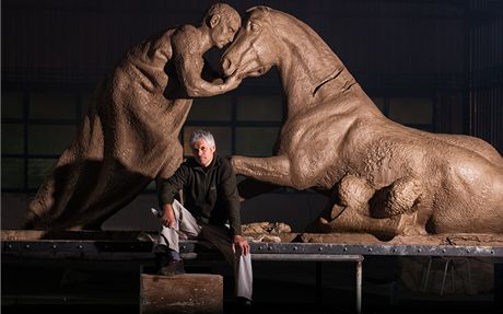 Jaromský socha Petr Novák s hlinným modelem pomníku padlým koním. Konená
