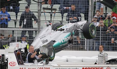 MERCEDES VE VZDUCHU. Michael Schumacher se letos pivtal s domcm publikem