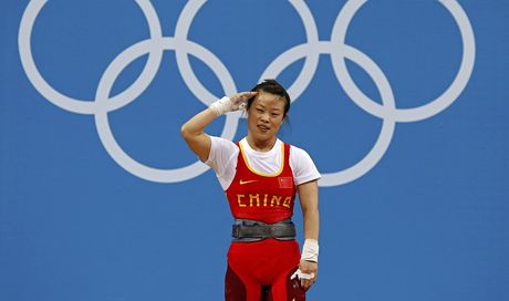 POZDRAV DIVÁKM. Wang Ming-üan získala olympijské zlato pro ínu, kdy
