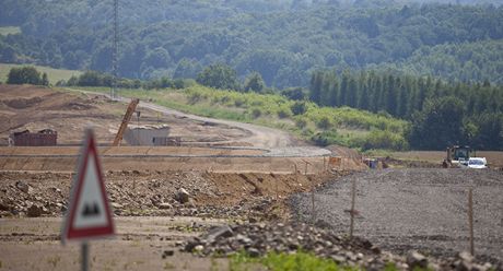 Stavební povolení na poslední úsek dálnice D8 zstává v platnosti (stavebná práce na D8 u ehlovic).