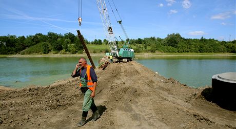 Hráz, která rozdlila rybník Jordán v Táboe kvli odbahnní, je na vrcholku