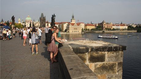 Na míst po sochách se objeví písteky, aby do mostu neteklo. Zstanou tu dva