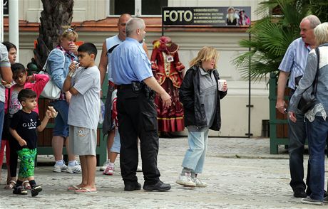 ebraka Olinka obtuje lidi ped Mlýnskou kolonádou, stráník Robert Ivan ji