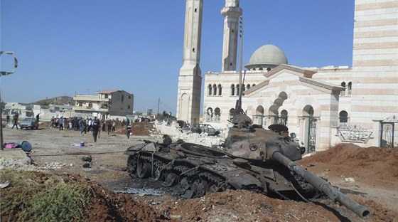 Zniený tank syrské armády v provincii Aleppo