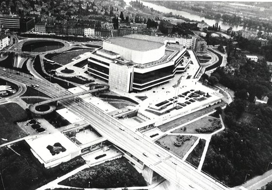 Letecký pohled na Kongresové centrum z roku 1981