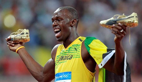 ZLATÝ. Jamajský sprinter Usain Bolt pózuje v Pekingu se svými zlatými tretrami.