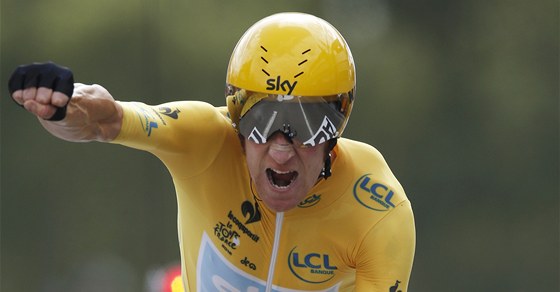 JÁ, AMPION. Brit Bradley Wiggins slaví vítzství v pedposlední etap Tour de