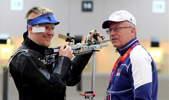 Václav Haman trénuje na olympijské stelnici. Na snímku stojí s trenérem