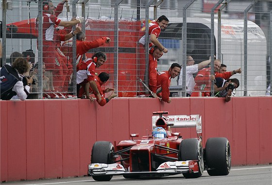 GRATULACE. Fernando Alonso projídí cílovou rovinkou okruhu v Hockenheimu a