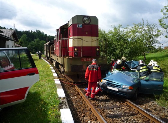 Ke sráce nákladního vlaku a automobilu dolo v Horní Sytové u Jilemnice.