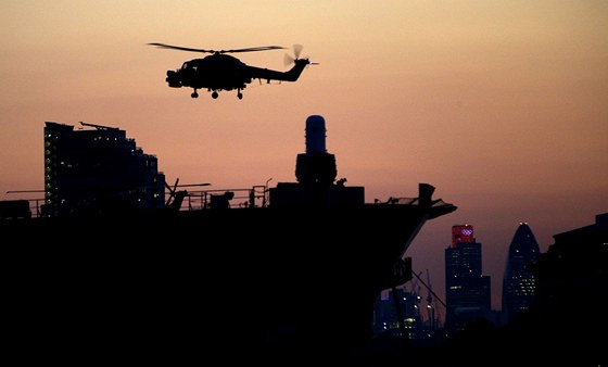 Helikoptéra pistává na lodi Blackheath HMS Ocean, která je v rámci