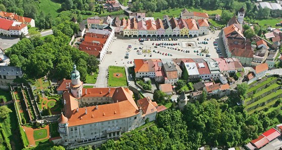 Námstí a zámek v Novém Mst nad Metují