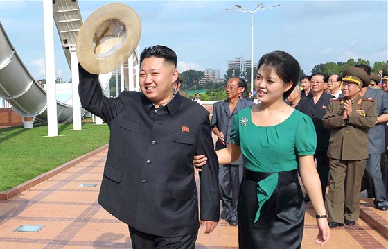 Severokorejský vdce Kim ong-un  se svojí manelkou Ri Sol-u pi otevení