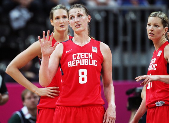 Basketbalistka Ilona Burgrová po prohraném utkání s ínou (28. ervence 2012).