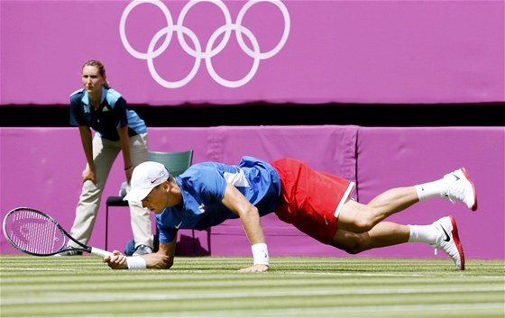 Tenista Tomá Berdych pi utkání s Belgianem Stevem Darcisem. (28. ervence...