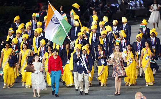Pi slavnostním ceremoniálu se mezi skupinu sportovc Indie vmísila neznámá...