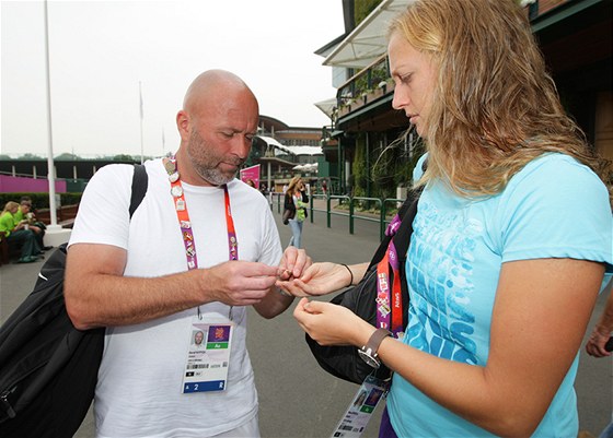 Tenistka Petra Kvitová pi smn olympijských odznák se svým trenérem Davidem