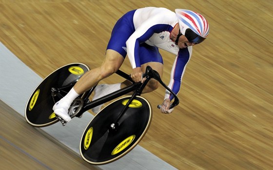 Chris Hoy míí z velodromu za volant závodního auta