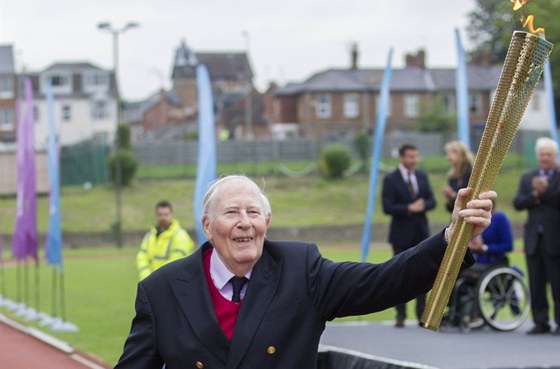 U B̎EL. Sir Roger Bannister u s olympijskou pochodní bel, absolvoval úsek