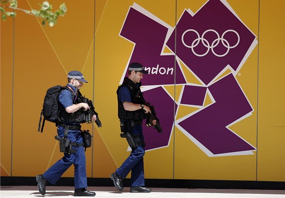 DOBRÁ NÁLADA. Vojáci britské armády hlídkují v olympijské vesnici.