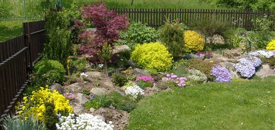 Roh zahrady zái kvetoucími barevnými koberci, pohled od domu musí být úasn...