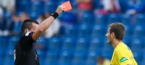 Tak ervenou kartu by si teplický fotbalista Admir Ljevakovi na jae urit rád odpustil.