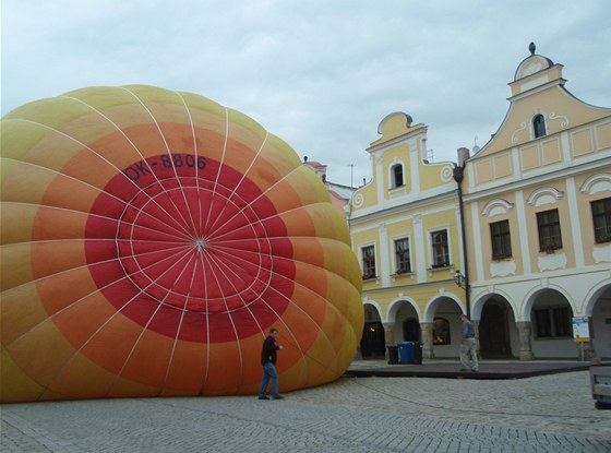 Nafukování balonů na telčském renesančním náměstí způsobilo působivou...