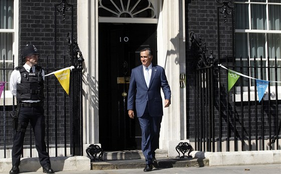Kandidát na prezidenta USA Mitt Romney vychází ze dveí na londýnské adrese...