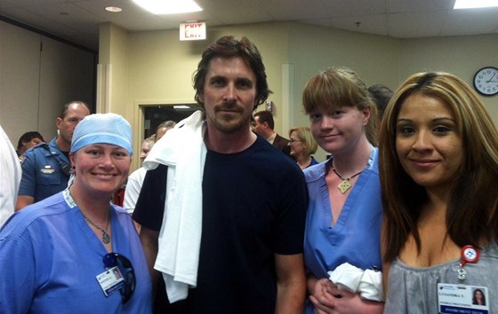 Christian Bale navštívil raněné v nemocnici v Auroře.