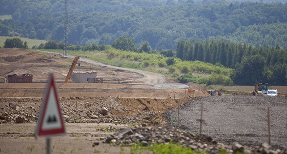 Stavební povolení na poslední úsek dálnice D8 zůstává v platnosti (stavebná práce na D8 u Řehlovic).