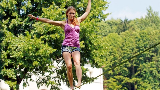 Chcete si zpevnit sted tla? Vyzkouejte slackline