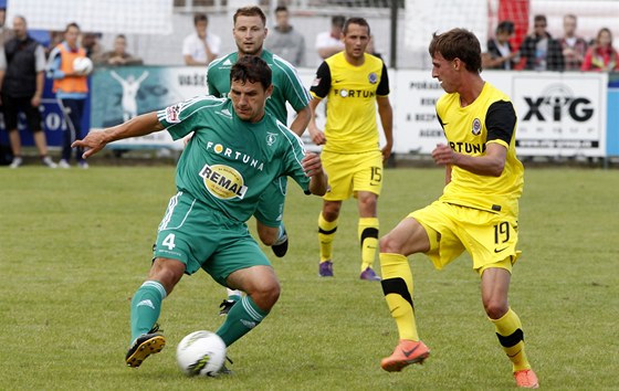 Sparanský fotbalista Matj Hyb (vpravo) a Josef Jindiek z Bohemians 1905 ve