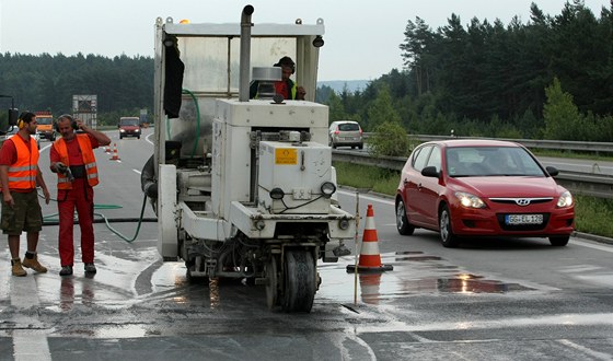 Silniái zaali opravovat vzedmutou dálnici D5 na Tachovsku. Zaali na úseku