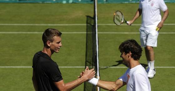 Tomá Berdych (vlevo) a Roger Federer po spoleném úterním tréninku ve