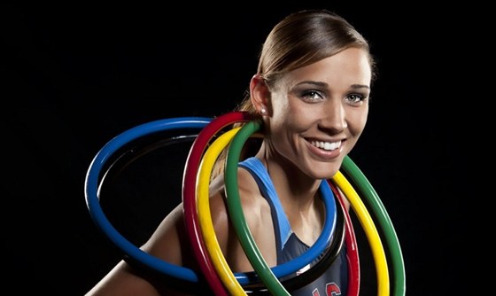 Americká atletická kráska Lolo Jonesová se stylizovanými olympijskými kruhy.