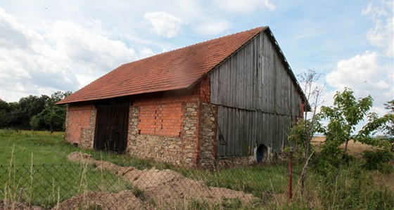 V této stodole na kraji Tehova ml obvinný mladík dívku po pokusu o vradu