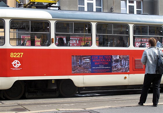Jedna z tramvají, na které je umístěný plakát Zde se těží minerálka Mattoni s